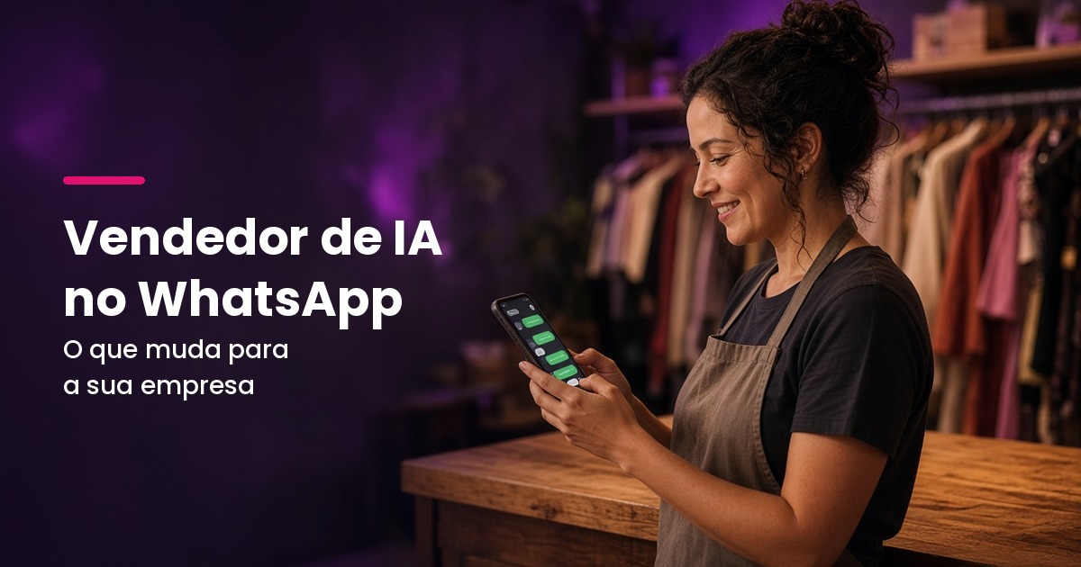 Imagem gerada por IA: dona de loja de roupas sorri ao olhar conversas no celular, com o título Vendedor de IA no WhatsApp